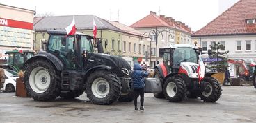 Kilkadziesiąt ciągników wyjechało dziś na drogi powiatu wieluńskiego. Rolnicy protestowali przeciw unijnej polityce rolnej